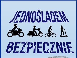 na jasnoniebieskim tle obrazki motocyklu, roweru, hulajnogi, skutera i napis &quot;Jednośladem Bezpiecznie&quot;