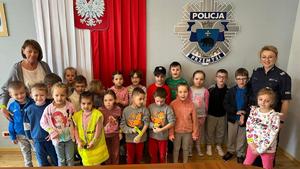 spotkanie policjantów z dziećmi przedszkola nr 13 z Przemyśla. Zdjęcie grupowe.