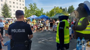 Zdjęcia z uroczystości z okazji święta Policji , które odbyło się 19 lipca 2024 roku w Komendzie Miejskiej Policji w Przemyślu. Piknik z dziećmi z okazji święta Policji