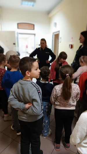 zdjęcie przedstawia uczniów klasy pierwszej szkoły podstawowej podczas spotkania w Komendzie Miejskiej w Przemyślu.