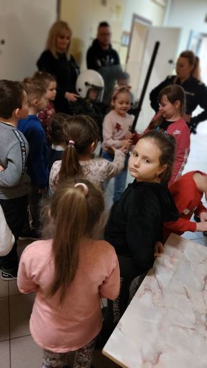 zdjęcie przedstawia uczniów klasy pierwszej szkoły podstawowej podczas spotkania w Komendzie Miejskiej w Przemyślu.