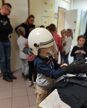 zdjęcie przedstawia uczniów klasy pierwszej szkoły podstawowej podczas spotkania w Komendzie Miejskiej w Przemyślu.