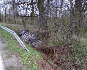 zdjęcie przedstawia busa, który po zdarzeniu drogowym znalazł się w rowie. Samochód znajduje się kołami do góry.