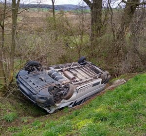 zdjęcie przedstawia busa, który po zdarzeniu drogowym znalazł się w rowie. Samochód znajduje się kołami do góry.