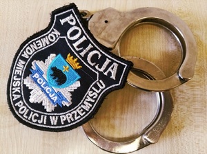 emblemat Komenda Miejska Policji oraz kajdanki