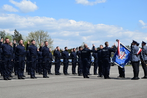 zdjęcia przedstawiają nowo przyjętych policjantów podczas składania ślubowania