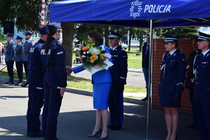 zdjęcia przedstawiają nowo przyjętych policjantów podczas składania ślubowania