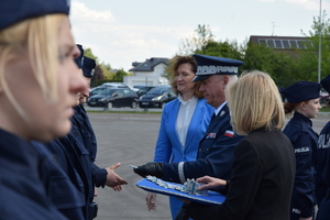 zdjęcia przedstawiają nowo przyjętych policjantów podczas składania ślubowania