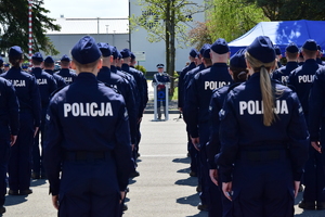 zdjęcia przedstawiają nowo przyjętych policjantów podczas składania ślubowania