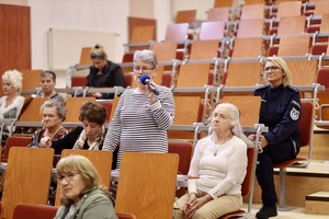 uczestnicy zgromadzenia na auli podczas prelekcji siedzą na widowni