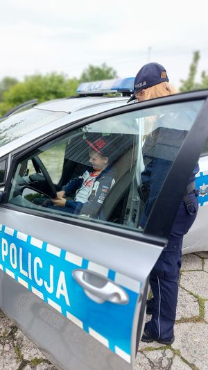 zdjęcia przedstawiają uczestników pikniku rodzinnego podczas aktywności z policjantami