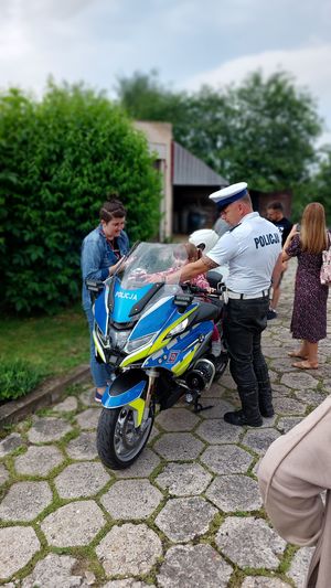 zdjęcia przedstawiają uczestników pikniku rodzinnego podczas aktywności z policjantami