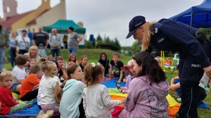 zdjęcia przedstawiają uczestników pikniku rodzinnego podczas aktywności z policjantami