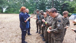 policjantki rozdają uczestnikom odblaski