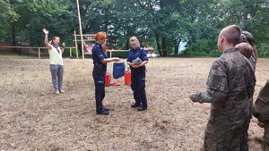 policjantki rozdają harcerzom materiały edukacyjne