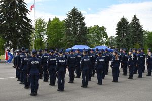 zdjęcia ze ślubowania nowo przyjętych policjantów. Policjanci umundurowani stoją ustawieni  na palcu apelowym