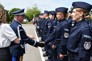 zdjęcia ze ślubowania nowo przyjętych policjantów. Komendant Wojewódzki Policji składa gratulacje policjantom, podaje ręke