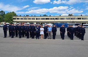 zdjęcia ze ślubowania nowo przyjętych policjantów. Policjanci umundurowani stoją ustawieni  na palcu apelowym