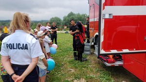 dzieci ustawione przed wozem strażackim w trakcie prezentacji sprzętu