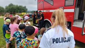 dzieci ustawione przed wozem strażackim w trakcie prezentacji sprzętu