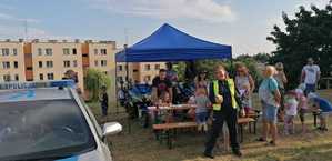 zdjęcia uczestników pikniku oraz policjantki , podczas rozmów i zabaw