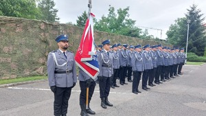 Poczet Sztandarowy KMP Przemyśl, oraz policjanci awansowani ustawieni w szyku do wręczenia awansów