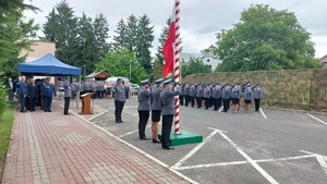 podniesienie Flagi Państwowej podczas uroczystości obchodów święta policji