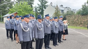 policjanci w mundurach galowych ustawieni na palcu podczas uroczystości