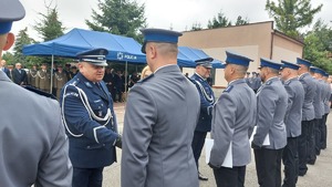 policjanci podczas uroczystości na placu KMP Przemyśl. W tle widać stojących zaproszonych gości.