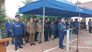 zaproszeni goście i kadra kierownicza KMP Przemyśl podczas przemowy Zastępcy Komendanta Wojewódzkiego w Rzeszowie insp. Piotra Zalewskiego