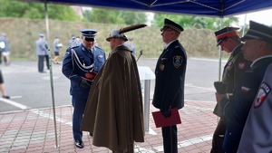 Komendant Miejski Policji w Przemyślu przyjmuje życzenia i gratulacje od zaproszonych gości