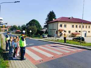 zdjęcia przedstawiają umundurowanych policjantów, którzy prowadzili działania &quot;Bezpieczna droga do szkoły&quot; na terenie powiatu przemyskiego i miasta Przemyśl