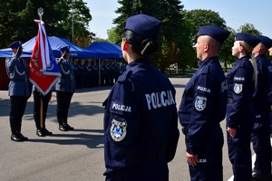 zdjęcia z uroczystości ślubowania nowych policjantów, które odbyło się na placu w Oddziale Prewencji policji w Rzeszowie