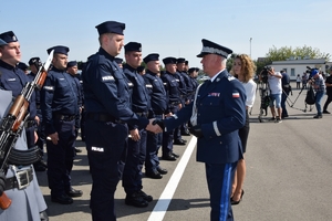 zdjęcia z uroczystości ślubowania nowych policjantów, które odbyło się na placu w Oddziale Prewencji policji w Rzeszowie