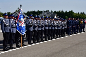 zdjęcia z uroczystości ślubowania nowych policjantów, które odbyło się na placu w Oddziale Prewencji policji w Rzeszowie