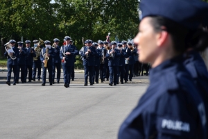 zdjęcia z uroczystości ślubowania nowych policjantów, które odbyło się na placu w Oddziale Prewencji policji w Rzeszowie