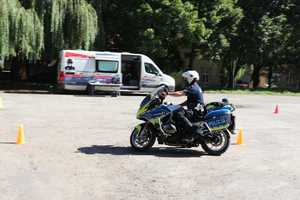 zdjęcia przedstawiają policjantów na motocyklach podczas szkolenia w trakcie wykonywania manewrów