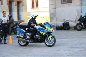 zdjęcia przedstawiają policjantów na motocyklach podczas szkolenia w trakcie wykonywania manewrów