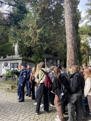 zdjęcia przedstawiają młodzież z klasy mundurowej z ZSEIO w Przemyślu, podczas  wizyty na cmentarzy w Przemyślu i porządkowaniu grobów policjantów zamordowanych na służbie w okresie międzywojennym.