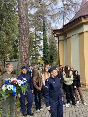 zdjęcia przedstawiają młodzież z klasy mundurowej z ZSEIO w Przemyślu, podczas  wizyty na cmentarzy w Przemyślu i porządkowaniu grobów policjantów zamordowanych na służbie w okresie międzywojennym.