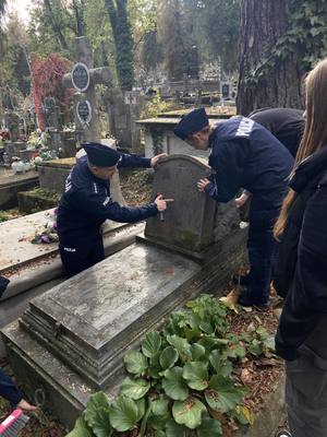 zdjęcia przedstawiają młodzież z klasy mundurowej z ZSEIO w Przemyślu, podczas  wizyty na cmentarzy w Przemyślu i porządkowaniu grobów policjantów zamordowanych na służbie w okresie międzywojennym.