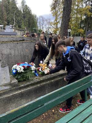 zdjęcia przedstawiają młodzież z klasy mundurowej z ZSEIO w Przemyślu, podczas  wizyty na cmentarzy w Przemyślu i porządkowaniu grobów policjantów zamordowanych na służbie w okresie międzywojennym.