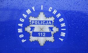 Na niebieskim tle napis pomagamy i chronimy, Policja i numer alarmowy 112