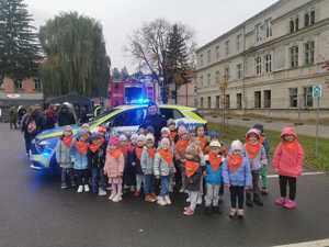 uczestnicy dni otwartych na terenie jednostki 5. BSP w Przemyślu, podczas spotkania na stoisku z policjantami