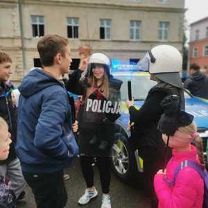 uczestnicy dni otwartych na terenie jednostki 5. BSP w Przemyślu, podczas spotkania na stoisku z policjantami