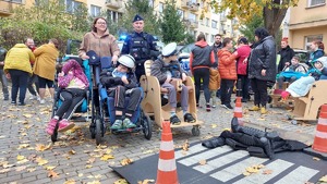 zdjęcia z dziećmi i młodzieżą podczas wizyty policjantów w OREW Przemyśl