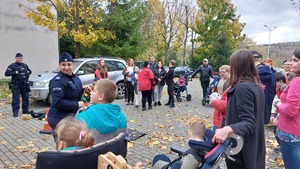 zdjęcia z dziećmi i młodzieżą podczas wizyty policjantów w OREW Przemyśl