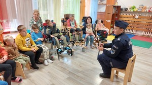 zdjęcia z dziećmi i młodzieżą podczas wizyty policjantów w OREW Przemyśl