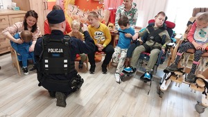 zdjęcia z dziećmi i młodzieżą podczas wizyty policjantów w OREW Przemyśl