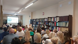 funkcjonariuszka podczas prelekcji na konferencji zorganizowane w Pedagogicznej Bibliotece Wojewódzkiej w Przemyślu